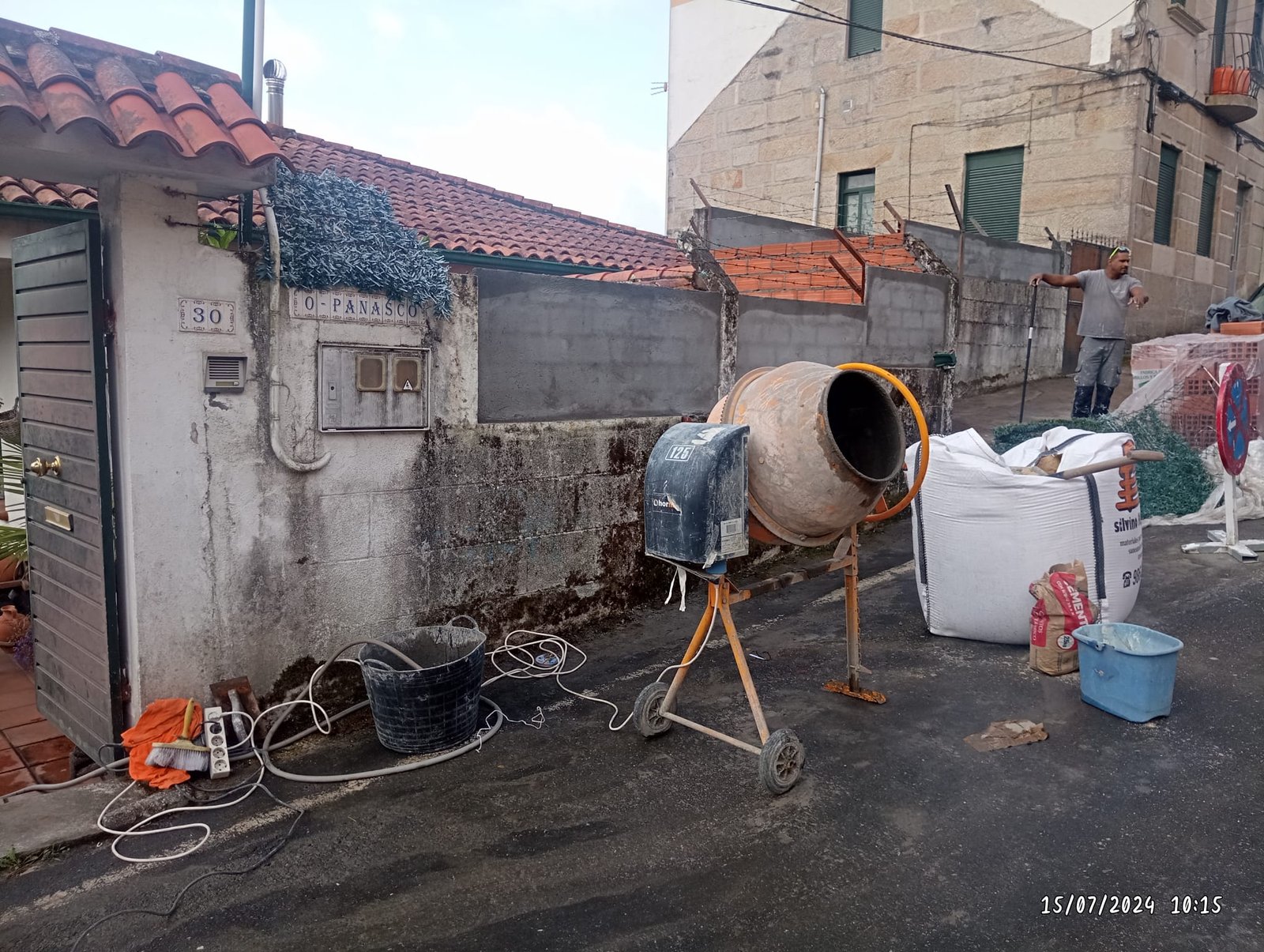 Reformas de baño modernas en Vigo con ducha a ras de suelo y cerámica de alta calidad